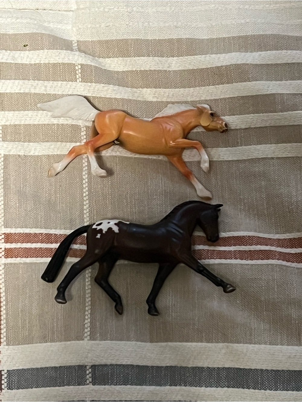 2-Breyer Reeves Horses Stablemate Heart palomino and Hanoverian